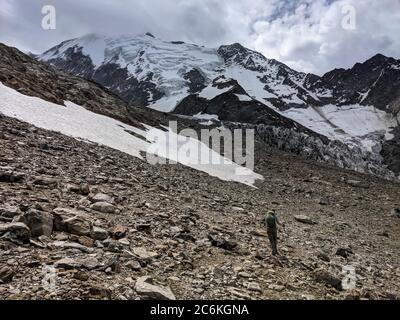 Chamonix, Chamonix Mont Blanc, Francia. 10 luglio 2020. Un escursionista sale su una montagna sulla strada per il ghiacciaio Bionnassay nella regione del Monte Bianco di Chamonix in Francia. Credit: Sachelle Babbar/ZUMA Wire/Alamy Live News Foto Stock