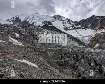 Chamonix, Chamonix Mont Blanc, Francia. 10 luglio 2020. Una vista del ghiacciaio Nid d'aigle Bionnassay nella regione del Monte Bianco di Chamonix in Francia. Credit: Sachelle Babbar/ZUMA Wire/Alamy Live News Foto Stock