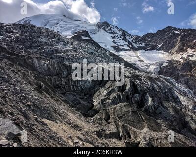 Chamonix, Chamonix Mont Blanc, Francia. 10 luglio 2020. Una vista del ghiacciaio Nid d'aigle Bionnassay nella regione del Monte Bianco di Chamonix in Francia. Credit: Sachelle Babbar/ZUMA Wire/Alamy Live News Foto Stock