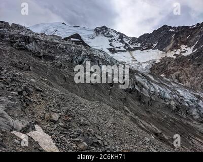 Chamonix, Chamonix Mont Blanc, Francia. 10 luglio 2020. Una vista del ghiacciaio Nid d'aigle Bionnassay nella regione del Monte Bianco di Chamonix in Francia. Credit: Sachelle Babbar/ZUMA Wire/Alamy Live News Foto Stock