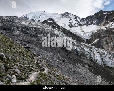 Chamonix, Chamonix Mont Blanc, Francia. 10 luglio 2020. Una vista del sentiero di avvicinamento da Nid d'aigle al ghiacciaio Bionnassay nella regione del Monte Bianco Chamonix in Francia. Credit: Sachelle Babbar/ZUMA Wire/Alamy Live News Foto Stock