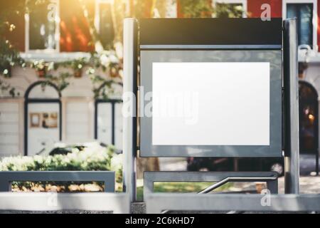 Mockup di informazioni vuote o segnaposto banner mappa sulla parte superiore di un ingresso metropolitana in ambienti urbani; segnaposto modello bianco vuoto Foto Stock