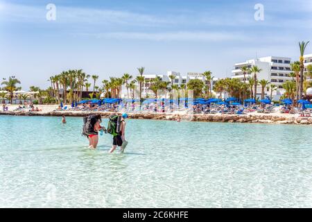 AYIA NAPA, CIPRO - 12 agosto 2019: Backpackers a Nissi Bay Beach Foto Stock