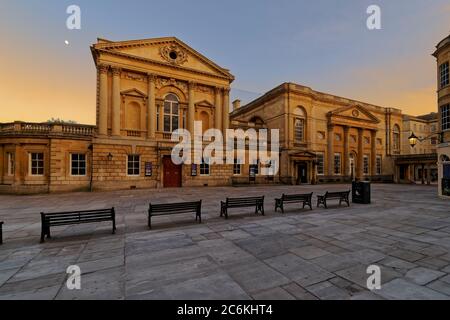 Abbey Churchyard è una grande piazza lastricata proprio nel centro della città. Le Pump Rooms e le Terme Romane si trovano sul lato sud dell'Abbazia di Bath, lato est Foto Stock