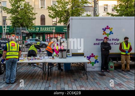 Cork, Irlanda. 10 luglio 2020. Cork City era affollata di bevitori stasera, pochi giorni dopo che sono state abolite ulteriori restrizioni che hanno permesso ai bar di aprire se servono cibo con bevande. La carità 'homeless Help and Support' era su Patrick Street che ha dato cibo e bevande gratuiti ai senzatetto e alle persone bisognose.il gruppo è volontario e senza scopo di lucro. Credit: Notizie dal vivo di AG/Alamy Foto Stock