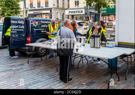 Cork, Irlanda. 10 luglio 2020. Cork City era affollata di bevitori stasera, pochi giorni dopo che sono state abolite ulteriori restrizioni che hanno permesso ai bar di aprire se servono cibo con bevande. La carità 'homeless Help and Support' era su Patrick Street che ha dato cibo e bevande gratuiti ai senzatetto e alle persone bisognose.il gruppo è volontario e senza scopo di lucro. Credit: Notizie dal vivo di AG/Alamy Foto Stock