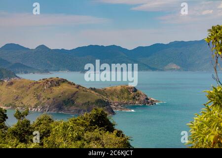 Foresta atlantica sulla costa brasiliana in Ilhabela, São Paulo, Brasile Foto Stock