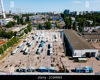 Filobus nel parcheggio al deposito, vista aerea Foto Stock