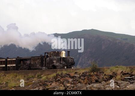 Taliesin dirige un treno d'epoca attraverso la COB, diretto a Tan Y Bwlch. Foto Stock