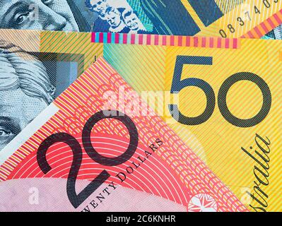 Un closeup di banconote australiane da cinquanta e venti dollari. Foto Stock