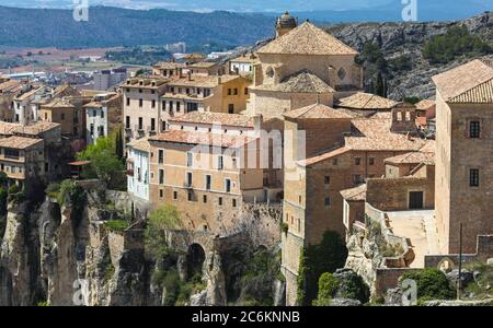 Cuenca è una città della Spagna centro-orientale. E' famosa per le sue case appese 'casas colgadas' arroccate sui bordi della scogliera. Foto Stock