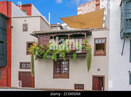 Santa Cruz de la Palma, Spagna - 12 novembre 2019: L'insieme meglio conservato dei balconi in legno tipici delle Canarie, Avenida Maritima Nr.42 Foto Stock