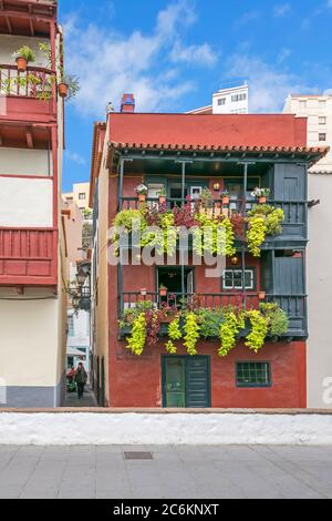 Santa Cruz de la Palma, Spagna - 12 novembre 2019: L'insieme meglio conservato di balconi in legno tipici delle Canarie, Avenida Maritima Nr41 Casa Felipe Foto Stock