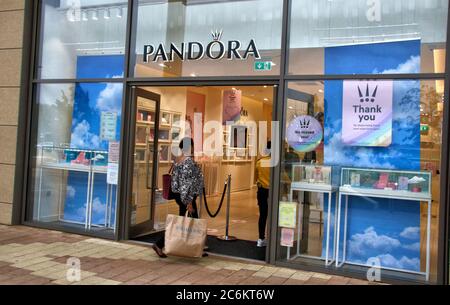 Rushden, Regno Unito. 9 luglio 2020. Una donna ha visto entrare nel negozio di Pandora al complesso dei laghi di Rushden. Credit: Keith Mayhew/SOPA Images/ZUMA Wire/Alamy Live News Foto Stock