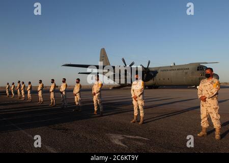 MEXICALI, 03072020 MILITARES DE MEXICALI DURANTE LA ENTREGA DE INSUMOS MÉDICOS DESTINADOS A HOSPITALES COVID-19 DEL EJÉRCITO MEXICANO. FOTO KARINA CON Foto Stock