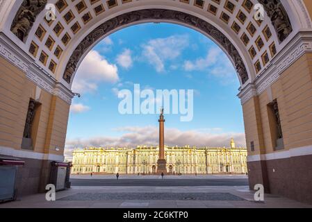 San Pietroburgo, Russia. Piazza del Palazzo e Palazzo d'Inverno (l'Eremo) attraverso l'Arco Trionfale del Palazzo Generale. Foto Stock