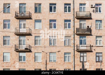 Vecchio edificio residenziale esterno, a struttura completa. Casa sovietica a più piani del tempo di Khrushchev a San Pietroburgo, Russia. Foto Stock