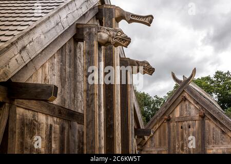 Dragonheads alla Sala del Re, una longhouse vichinga ricostruita a Lejre, Danimarca, 9 luglio 2020 Foto Stock