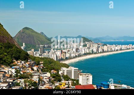 Vista aerea di Ipanema e Leblon Beach e Vidigal Favela, Rio de Janeiro, Brasile Foto Stock