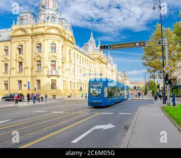 Famoso tram blu nel centro della città con la gente locale, Zagabria, Croazia Foto Stock