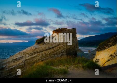 Splendide formazioni rocciose dell'area naturale dello stato di Cape Kiwanda a Pacific City. Foto Stock