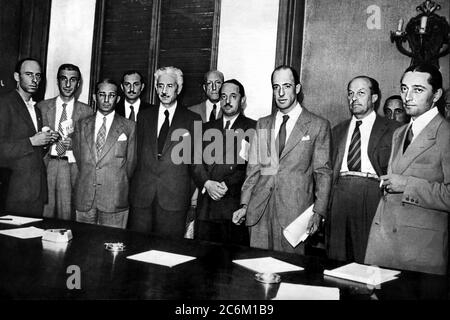 1945, MILANO, ITALIA: I partigiani e i politici italiani del CLN (COMITATO DI LIBERAZIONE NAZIONALE) nel corso di una riunione. Da sinistra: GIAN CARLO PAJETTA ( 1911 - 1990 ) e MARIO VENANZI ( 1913 - 1995 ) di PCI ( Partito Comunista Italiano ), il 3° è EMILIO COLOMBO ( 1920 - 1913 ) della DC ( democrzia cristiana ), il 5° FERRUCCIO PARRI ( 1890 - 1981 ), il 7°, IL GIUSEPPE Brusasca ( 1900 - 1994 ) e l'8° RODOLFO MORANDI ( 1903 - 1955 ) del PSI ( Partita Socialista Italiano ). - ritratto - ritratto - POLITICA - POLITICO - ITALIANA - ITALIA - POLITICA - ITALIA - cravatta - RESISTEN Foto Stock