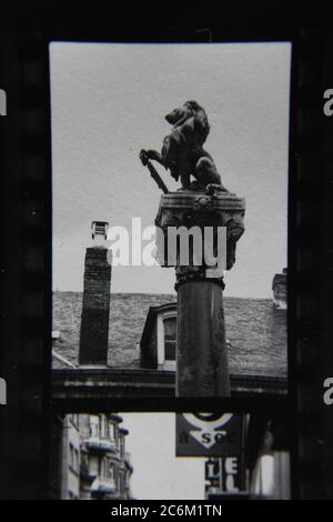 Fine anni '70 vintage nero e bianco stile di vita fotografia di una statua locale pubblico di un leone. Foto Stock