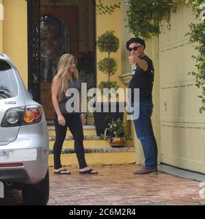 Fort Lauderdale, Florida, Stati Uniti. 26 gennaio 2020. Prima foto di Trump Ally Roger Stone (nato: 27 agosto 1952, età 66 anni) a casa sua dopo l'arresto di Muller. Rodger era in grandi sprits con un pollice grande su il 26 gennaio 2019 a Fort Lauderdale, Florida gente: Roger Stone Credit: Hoo Me.Com/Media Punch *** NY Papers out*****/Alamy Live News Foto Stock