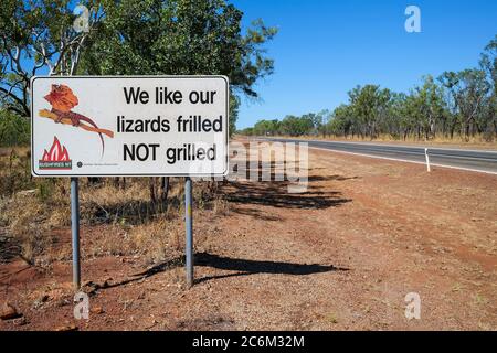 Il famoso cartello stradale che dice: Ci piace le nostre lucertole fritte NON alla griglia, sulla Stuart Highway tra Darwin e Katherine nel territorio del Nord di Foto Stock