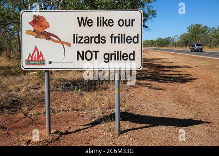 Il famoso cartello stradale che dice: Ci piace le nostre lucertole fritte NON alla griglia, sulla Stuart Highway tra Darwin e Katherine nel territorio del Nord di Foto Stock