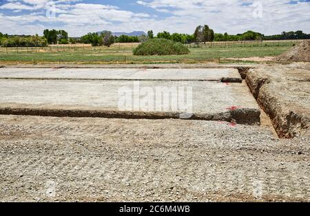 Piazzola per cantiere con trincea profonda tre piedi per un nuovo edificio Foto Stock