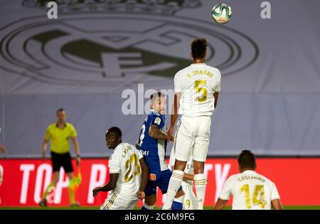 Madrid, Spagna. 10 luglio 2020. Rapahel Varane del Real Madrid CF visto in azione durante la gara di la Liga 35 tra Real Madrid e Deportivo Alaves alla Sportcity di Valdebebas a Madrid.(Punteggio finale; Real Madrid 2:0 Deportivo Alaves) Credit: SOPA Images Limited/Alamy Live News Foto Stock