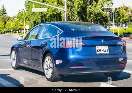 9 luglio 2020 Sunnyvale / CA / USA - Tesla Model 3 in attesa al semaforo di Silicon Valley Foto Stock