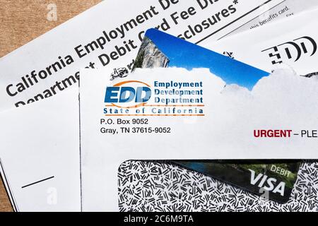 9 luglio 2020 Sunnyvale / CA / USA - Stato della California Employment Development Department (EDD) corrispondenza, compresa la CARTA DI debito PREPAGATA VISA Foto Stock