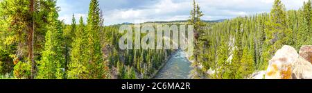 Panorama che mostra il fiume Yellowstone che scorre verso nord attraverso il Parco Nazionale di Yellowstone, alimentando e drenando il lago Yellowstone verso l'Upper e il Low Foto Stock