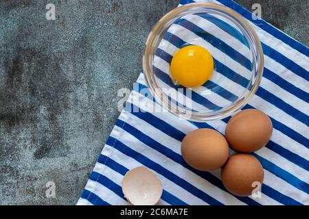 Vista delle uova grezze, con le loro conchiglie Foto Stock