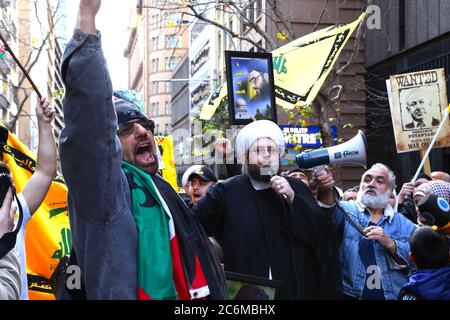 Le passioni si sono avute al rally al-Quds Day fuori del Dipartimento degli Affari Esteri e del Commercio, al 123 di Pitt Street a Sydney. Un uomo l Foto Stock