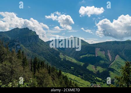 Velky Rozsutec, Stoh, colline Poludnovy grun e Stefanova villaggio di seguito da Boboty collina in Mala Fatra montagna in Slovacchia Foto Stock