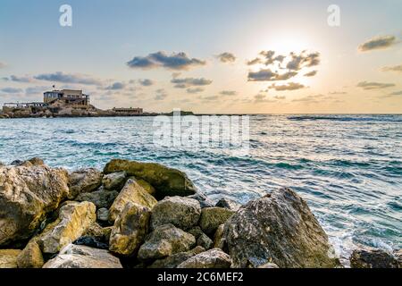 Tramonto sul Mediterraneo a Cesarea Maritima e dove l'apostolo Paolo era tenuto in prigione Foto Stock