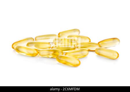 Capsula Omega-3 per olio di pesce disposta a forma di pesce su sfondo bianco. Contiene l'acido polinsaturo EPA omega-3 e DHA migliora il cuore e la salute. Foto Stock