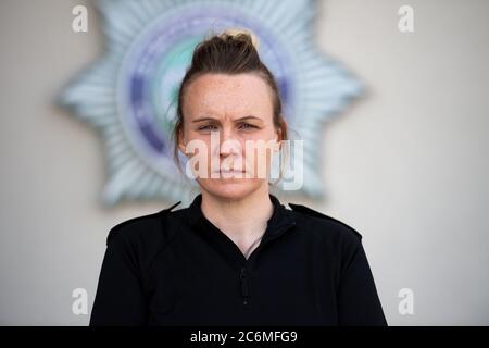 La nuova polizia reclutare Verity Steele fuori dal quartier generale della polizia di Staffordshire. Verity è stato sottoscritto e formato nell'ambito del programma di reclutamento 20,000 dall'ufficio di casa. Più di 70,000 persone hanno chiesto di diventare agenti di polizia nei primi sei mesi del processo di reclutamento del governo. Foto Stock