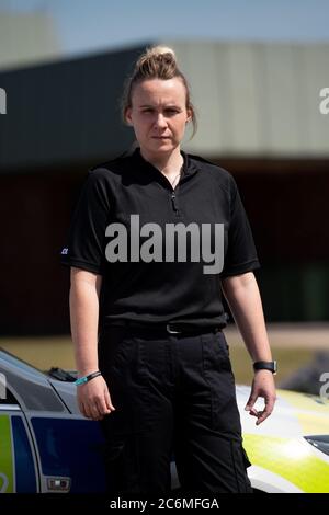 La nuova polizia reclutare Verity Steele fuori dal quartier generale della polizia di Staffordshire. Verity è stato sottoscritto e formato nell'ambito del programma di reclutamento 20,000 dall'ufficio di casa. Più di 70,000 persone hanno chiesto di diventare agenti di polizia nei primi sei mesi del processo di reclutamento del governo. Foto Stock