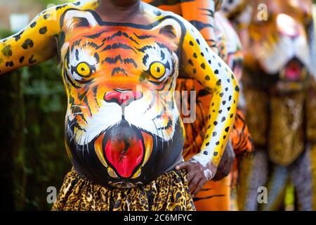 Pulikkali tiger o esecutori di danza dalle strade di thrissur ,kerala,l'india durante la celebrazione onam Foto Stock