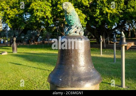 Il segnale acustico della campana della nave Beagle HMS a Darwin City, territorio del Nord, Australia. Foto Stock