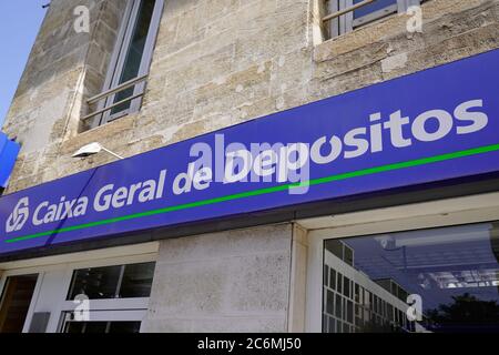 Lisbona / Portogallo - 07 07 2020 : Caixa Geral de Depositos testo segno e il portogallo banca logo sulla strada muro costruzione agenzia Foto Stock