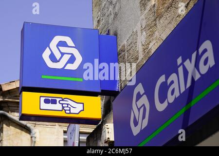 Lisbona / Portogallo - 07 07 2020 : Caixa Geral de Depositos logo e testo segno di banca portoghese e atm segnaletica in edificio ufficio Foto Stock