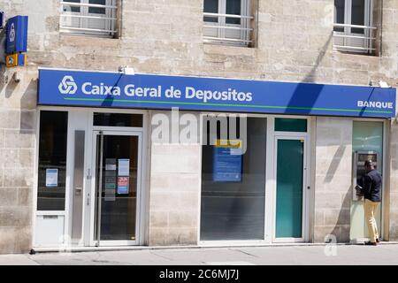 Bordeaux , Aquitaine / Francia - 07 07 2020 : Caixa Geral de Depositos logo e segno sulla facciata di un'agenzia banca portoghese Foto Stock