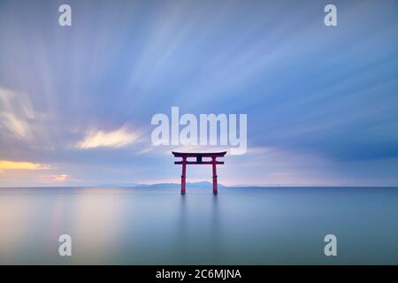 Foto a lunga esposizione del santuario Shirahige porta Torii all'alba, lago Biwa, Prefettura di Shiga, Giappone Foto Stock