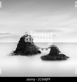 Foto a lunga esposizione di roccia e nuvole Meoto-iwa al mattino, Prefettura di mie, Giappone Foto Stock