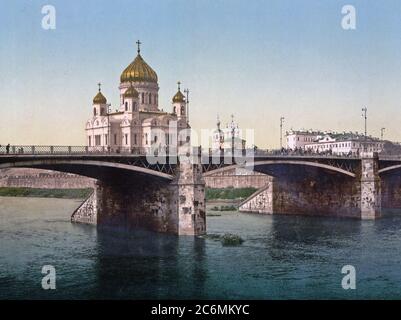 La Cattedrale di San Salvatore, (cioè il Cristo Salvatore), e l'Kamennyj, (cioè, Kamennyi la maggior parte), il ponte, Mosca, Russia ca. 1890-1900 Foto Stock